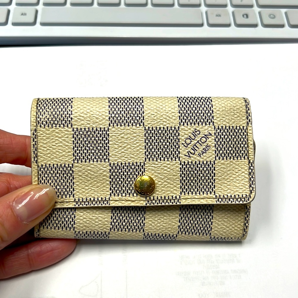Authentic Louis Vuitton 6 key holder
